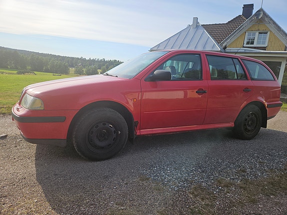 Skoda Octavia 2 of 4