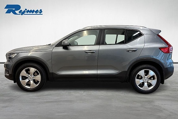 Volvo XC40 2 of 19
