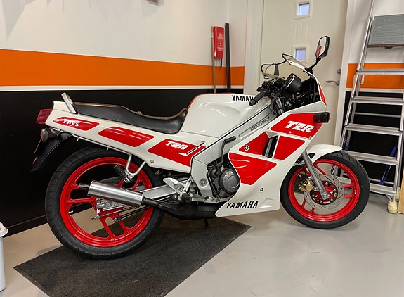 Yamaha TZR125 2 of 4