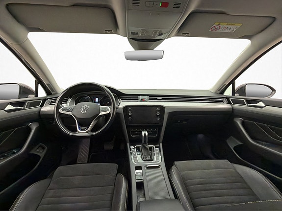 Volkswagen Passat 13 of 30