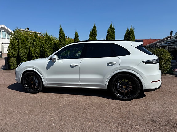 Porsche Cayenne Turbo 4 of 8