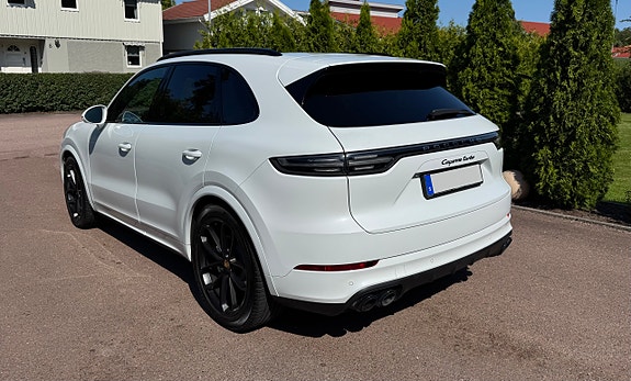 Porsche Cayenne Turbo 3 of 8