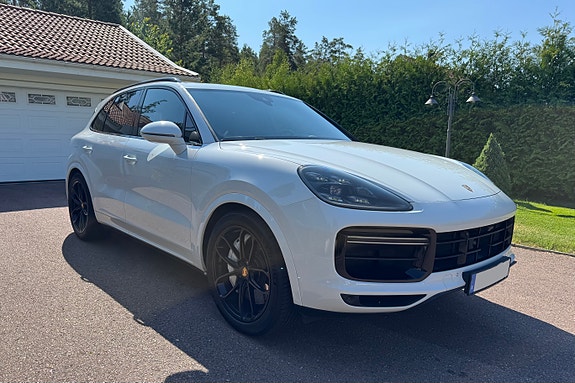 Porsche Cayenne Turbo 2 of 8