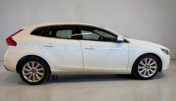 Volvo V40 2 of 12