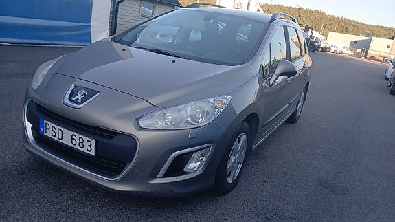 Peugeot 308 SW 2 of 5
