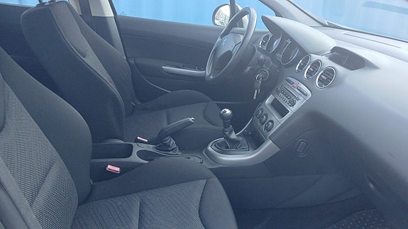 Peugeot 308 SW 11 of 12
