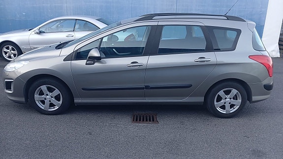 Peugeot 308 SW 4 of 5