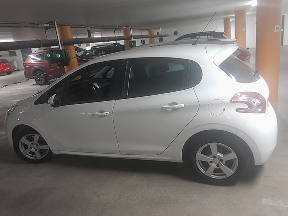 Peugeot 208 2 of 4