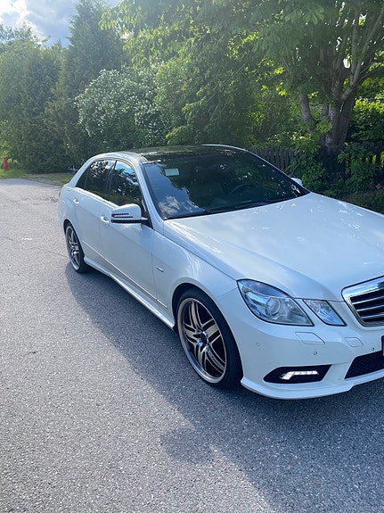 Mercedes-Benz E350 3 of 5