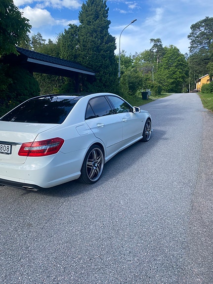 Mercedes-Benz E350 4 of 5