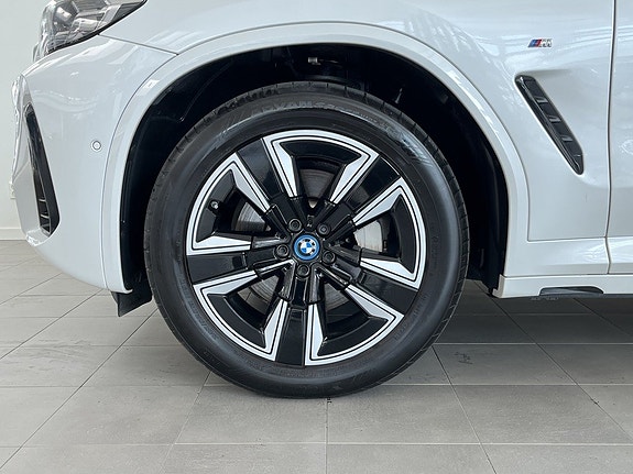 BMW iX3 4 of 5