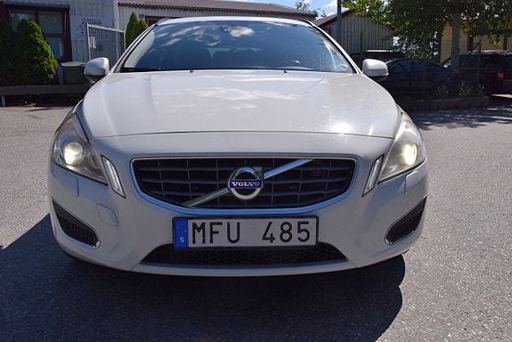 Volvo V60 2 of 5