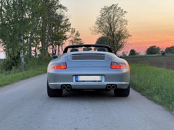 Porsche 911 Carrera S 4 of 5