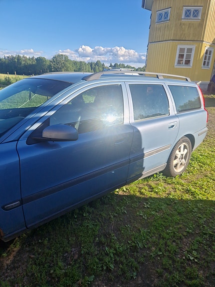 Volvo V70 2 of 5