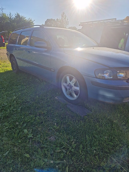 Volvo V70 3 of 5