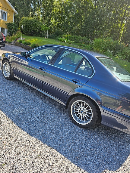 BMW 520i 3 of 5