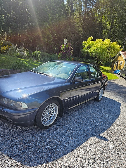 BMW 520i 2 of 5