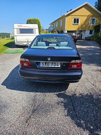 BMW 520i 4 of 5