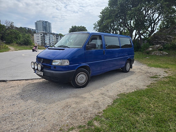 Volkswagen Caravelle 2 of 5