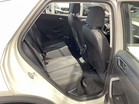 Volkswagen T-Roc 10 of 16