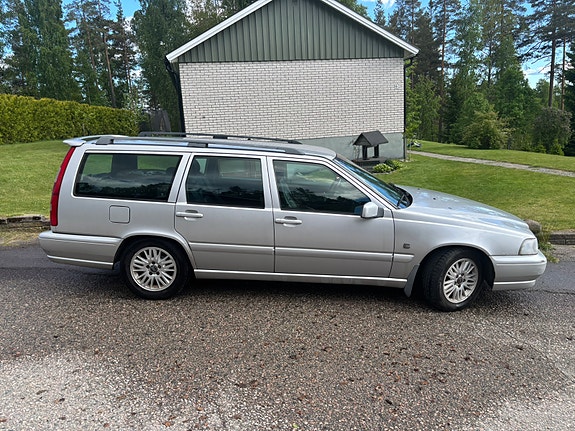 Volvo V70 3 of 5