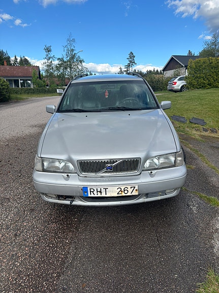 Volvo V70 2 of 5