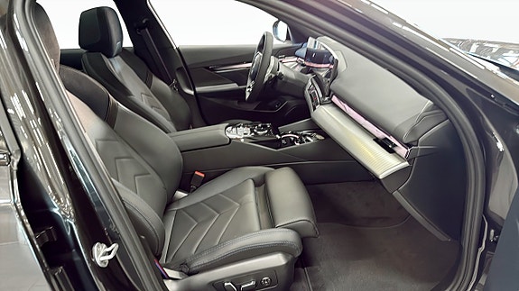 BMW 530e 3 of 5
