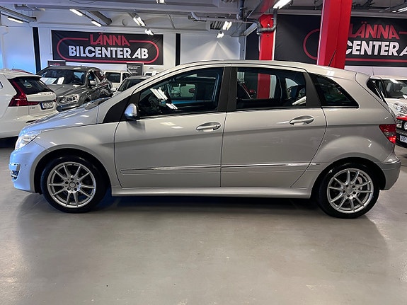 Mercedes-Benz B180 3 of 5
