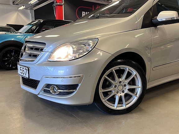 Mercedes-Benz B180 2 of 5