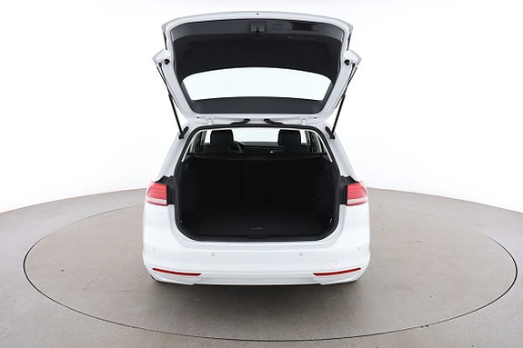 Volkswagen Passat 17 of 30