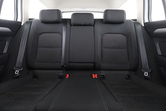 Volkswagen Passat 16 of 30