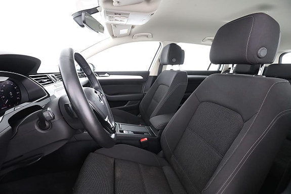 Volkswagen Passat 11 of 30