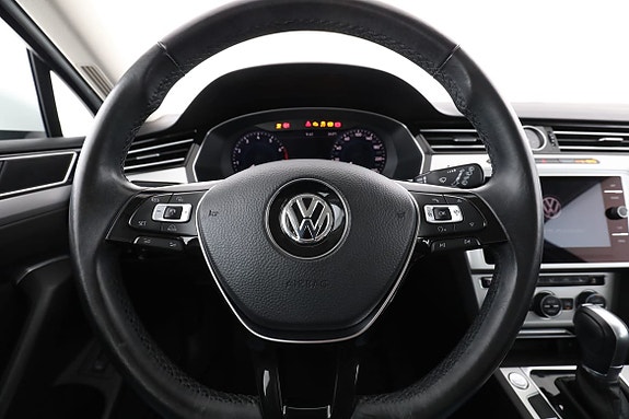 Volkswagen Passat 19 of 30