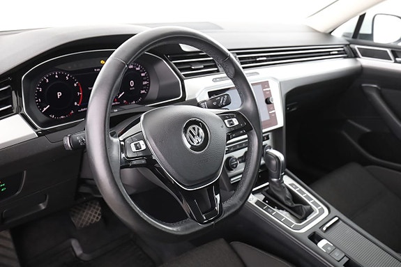 Volkswagen Passat 12 of 30