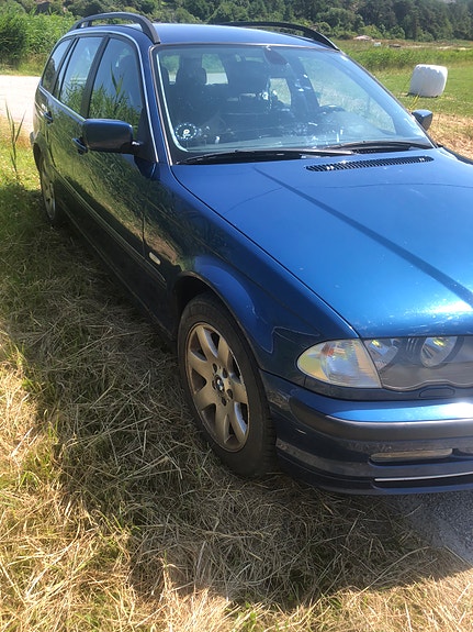 BMW 320i 2 of 5