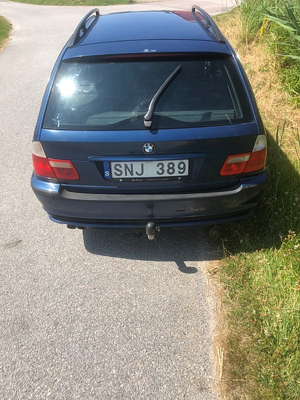 BMW 320i 3 of 5