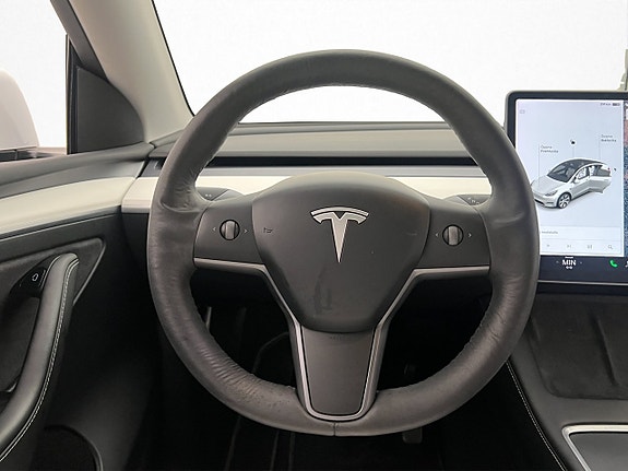 Tesla Model Y 14 of 30