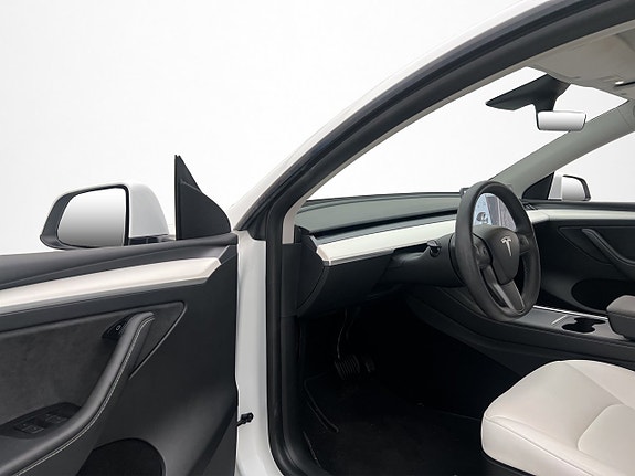 Tesla Model Y 11 of 30