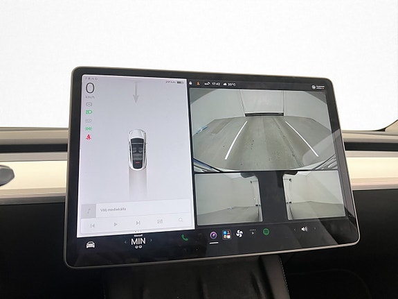 Tesla Model Y 19 of 30