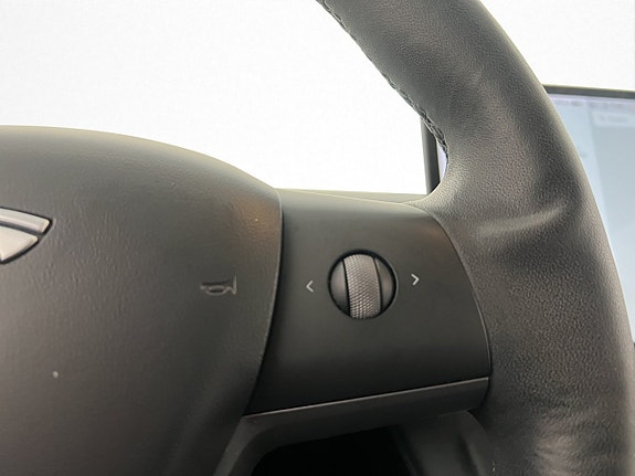 Tesla Model Y 17 of 30