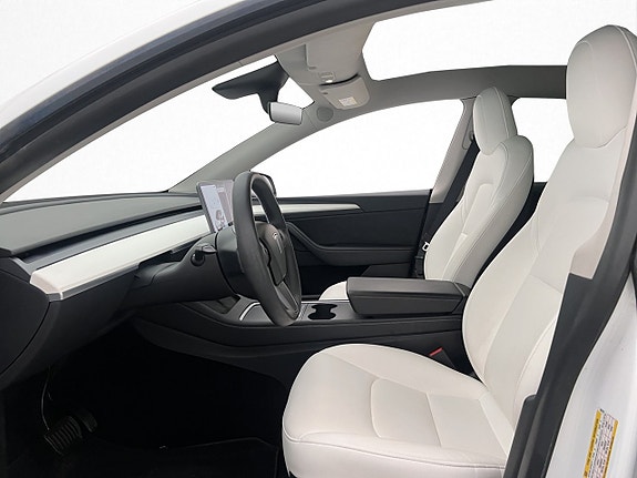 Tesla Model Y 12 of 30