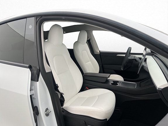 Tesla Model Y 28 of 30