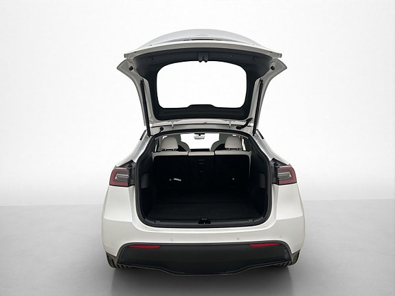 Tesla Model Y 10 of 30