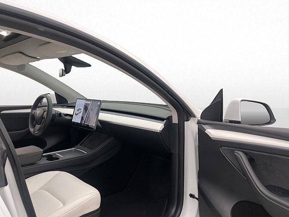 Tesla Model Y 27 of 30