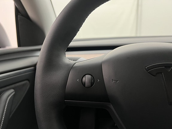 Tesla Model Y 16 of 30