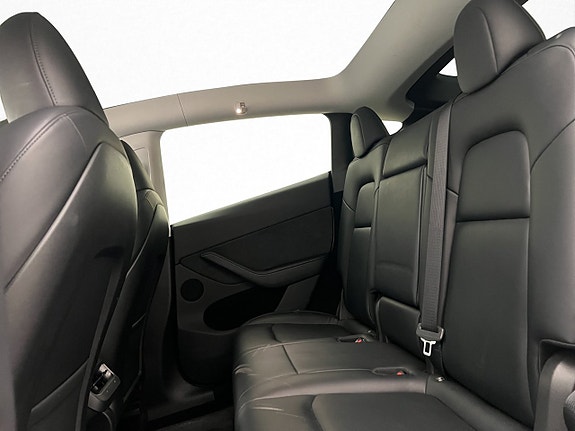 Tesla Model Y 28 of 30