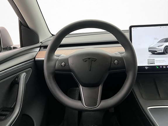 Tesla Model Y 15 of 30