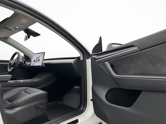 Tesla Model Y 26 of 30
