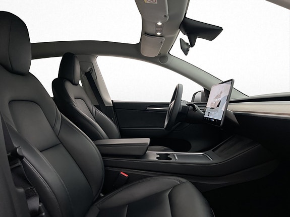 Tesla Model Y 27 of 30