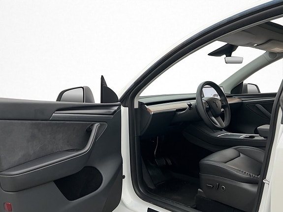 Tesla Model Y 11 of 30